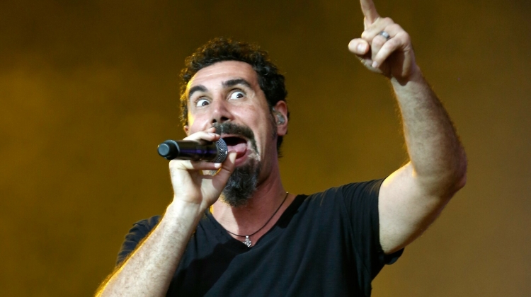 Serj Tankian System Getty 2013 live 1600x900, Simone Joyner/Getty Images